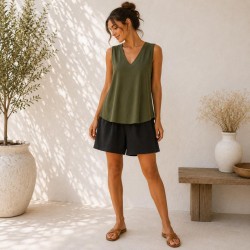 BLUSA LISA CUELLO PICO SIN MANGA
