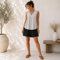 BLUSA LISA CUELLO PICO SIN MANGA