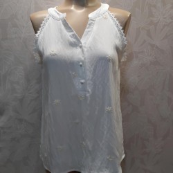 BLUSA SIN MANGA CUELLO BORDADA