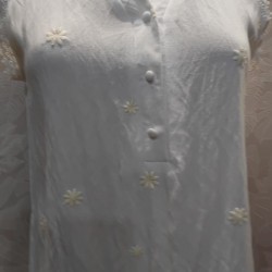 BLUSA SIN MANGA CUELLO BORDADA