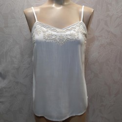 BLUSA TIRANTE CON BORDADO EN EL PECHO