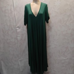 VESTIDO LISO CUELLO PICO LARGO MANGA CORTA