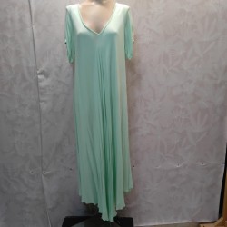 VESTIDO LISO CUELLO PICO LARGO MANGA CORTA