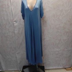 VESTIDO LISO CUELLO PICO LARGO MANGA CORTA