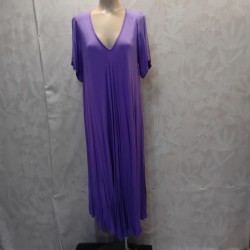 VESTIDO LISO CUELLO PICO LARGO MANGA CORTA