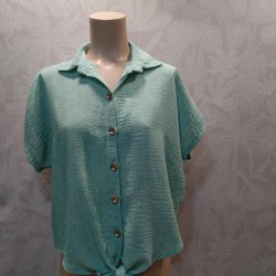 CAMISA LISA CON LAZO BOTONES DORADOS MANGA CORTA