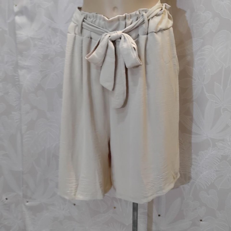 PANTALON LISO CORTO CON BOLSILLOS Y LAZADA