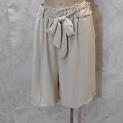 PANTALON LISO CORTO CON BOLSILLOS Y LAZADA