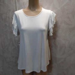 CAMISETA LISA VOLANTE EN LA MANGA