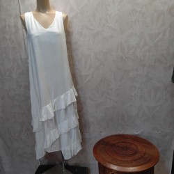 VESTIDO SIN MANGAS Y VOLANTES ABAJO