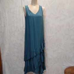 VESTIDO SIN MANGAS Y VOLANTES ABAJO