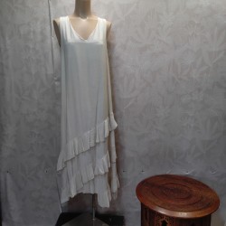 VESTIDO SIN MANGAS Y VOLANTES ABAJO