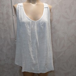 BLUSA LISA SIN MANGA ENCAJE ATRAS