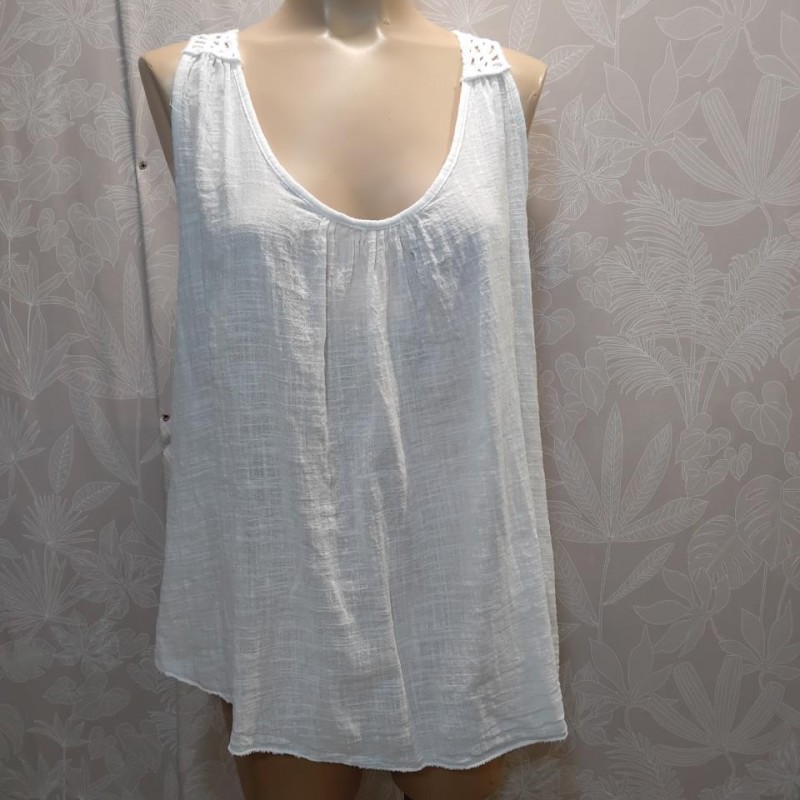 BLUSA LISA SIN MANGA ENCAJE ATRAS