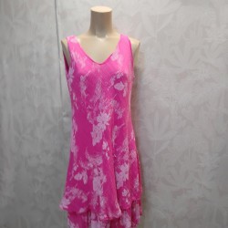 VESTIDO CUELLO PICO TIRANTE ANCHO 