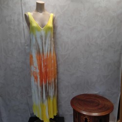 VESTIDO TRICOLOR CUELLO PICO LARGO TIRANTES